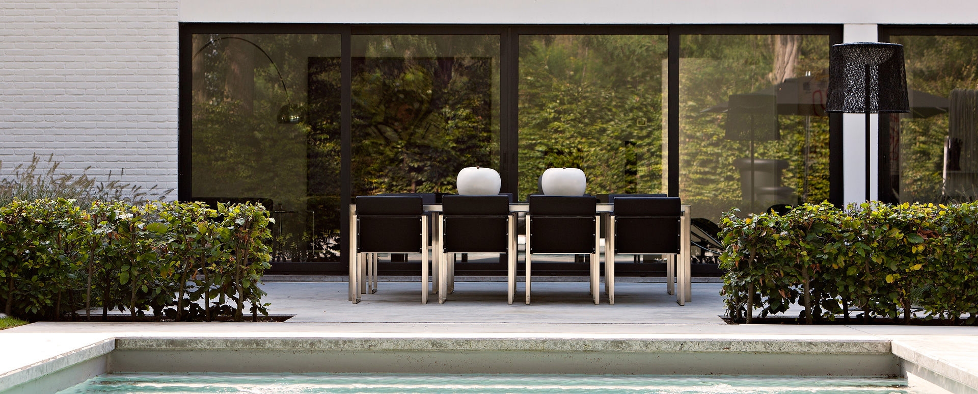Why Resin Furniture Is a Favorite Among Designers FueraDentro Butaque Dining Cha 24637eeddf